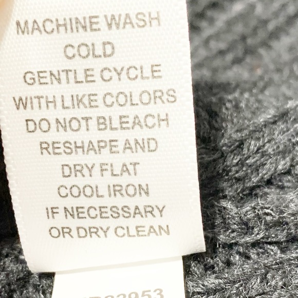 Cable and Gauge Sleeveless Chunky Knit Turtleneck Sweater Diagonal Pattern Front - Picture 8 of 8